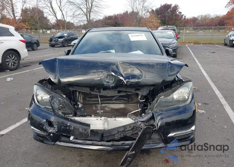 2012 Mercedes-Benz C 250 Sport z USA, uszkodzony, nr VIN WDDGF4HB3CR231832